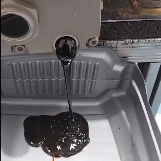 aceite bomba vacío degradado, oscuro y denso